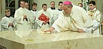 V seredskom kostole konsekroval arcibiskup Orosch nový obetný stôl