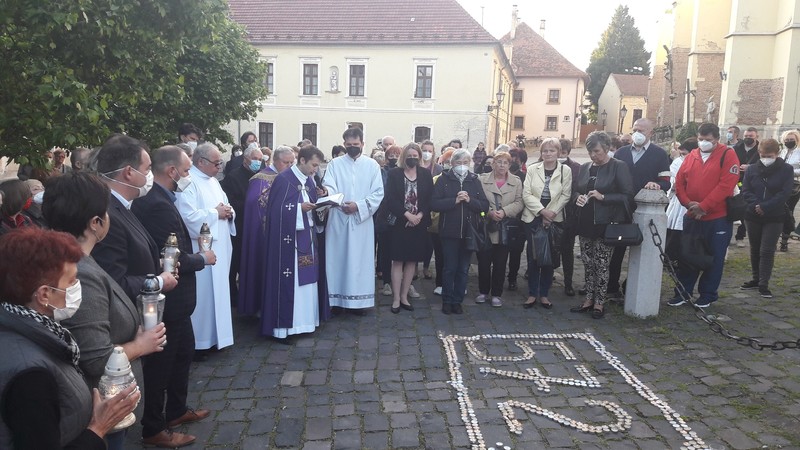 Na spomienku obetí pandémie zapálili v Trnave vyše 500 kahancov