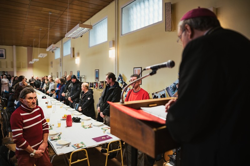 Na štedrú večeru pre ľudí bez domova zavítal aj arcibiskup Orosch