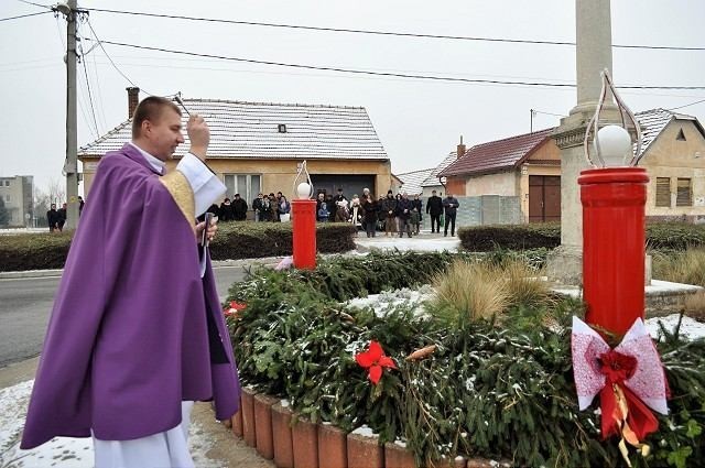 V Šúrovciach požehnali adventný veniec v kruhovom objazde