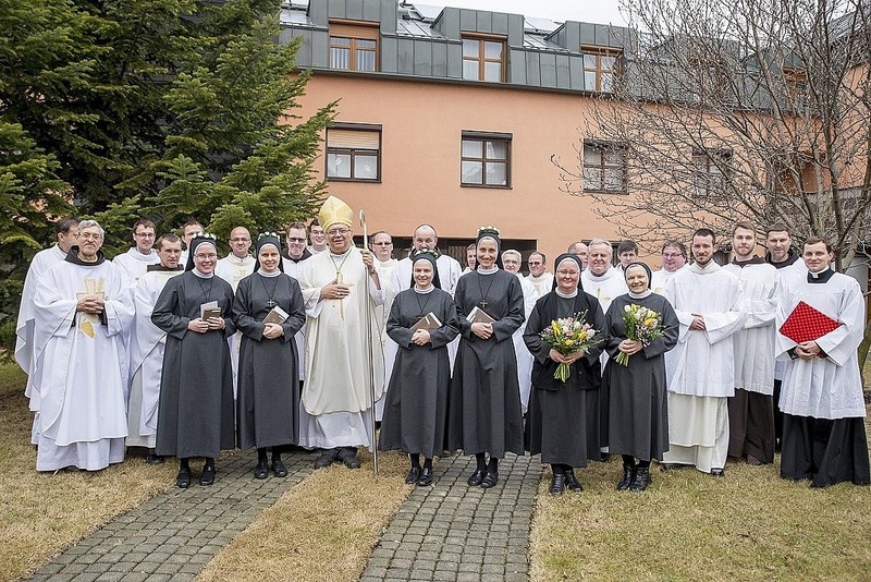 Novicky krížových sestier skladali v Trnave prvé sväté sľuby