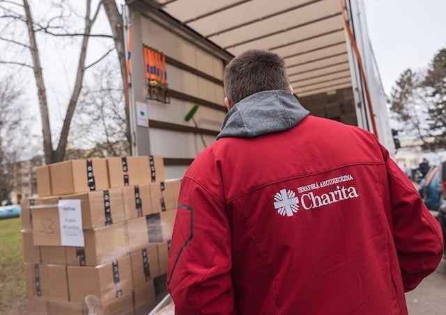 Trnavská arcidiecézna charita začala s rozvozom balíkov pre najchudobnejších