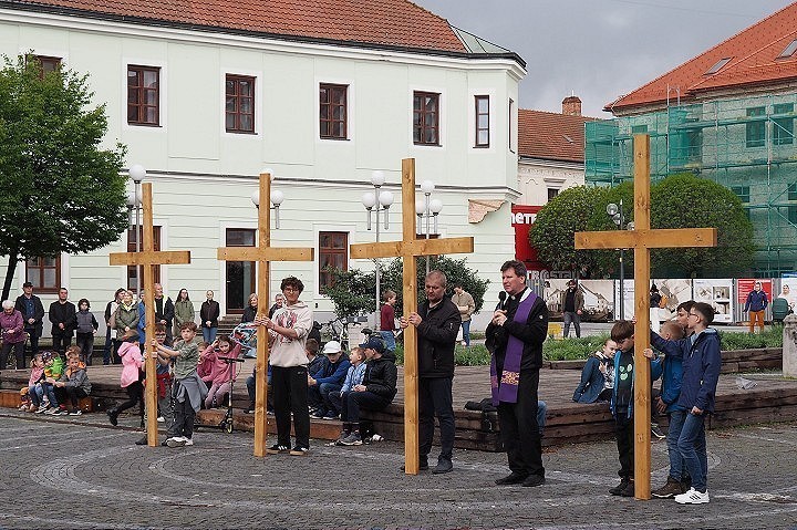 Veriaci na Veľký piatok opäť niesli kríž Trnavou, nezastavil ich ani silný lejak