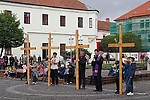Veriaci na Veľký piatok opäť niesli kríž Trnavou, nezastavil ich ani silný lejak