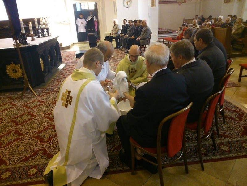 Arcibiskup Orosch umyl nohy dvanástim zo spoločenstva