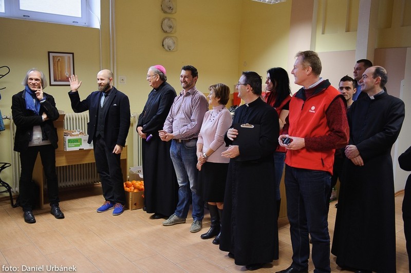 Osamelí a bezdomovci sa stretli pri vianočnej kapustnici