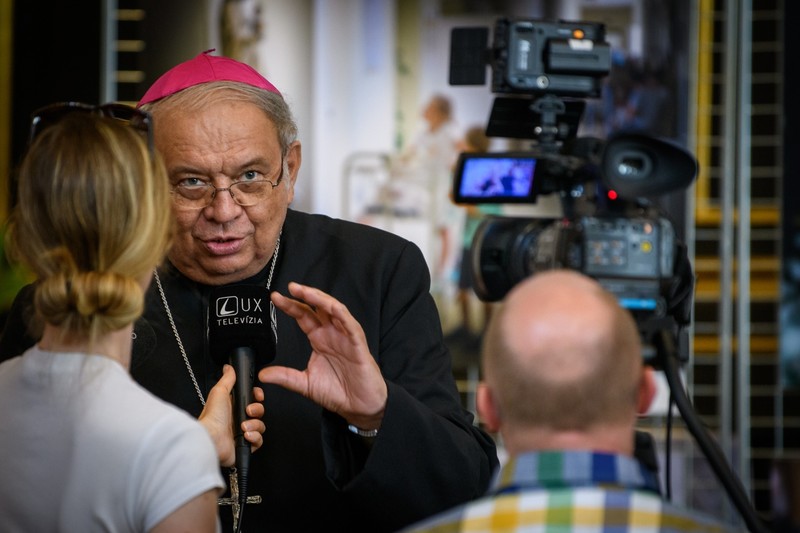Arcibiskup Ján Orosch sa pripojil k výzvam za obnovenie verejných bohoslužieb