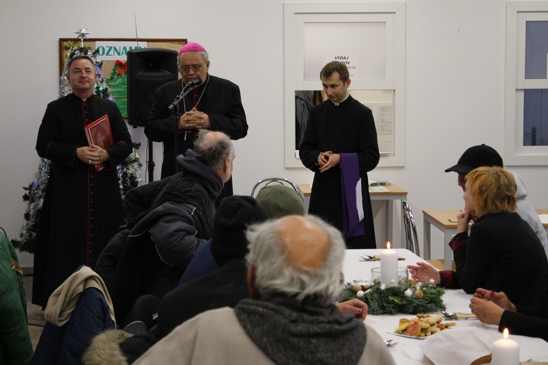 Vianočnú večeru pre ľudí bez domova pripravili spoločne charita a mesto