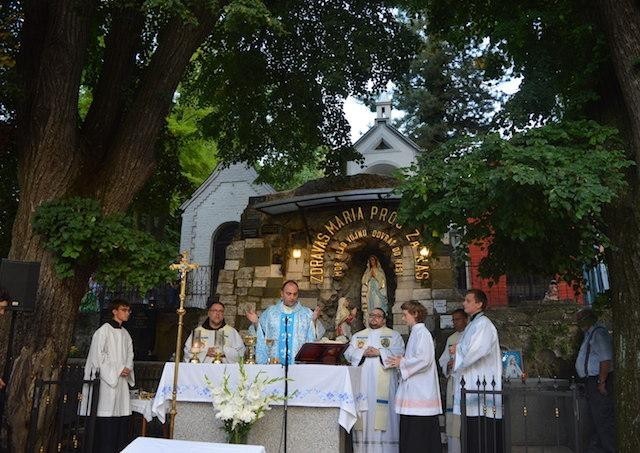 V Hlohovci zavŕšili slávenie Nanebovzatej svätou omšou a procesiou ulicami mesta