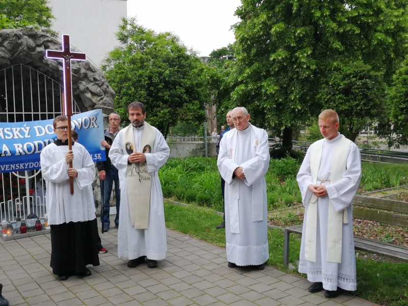 Otec Marián Kuffa zavítal spolu so svojím tímom do Šale