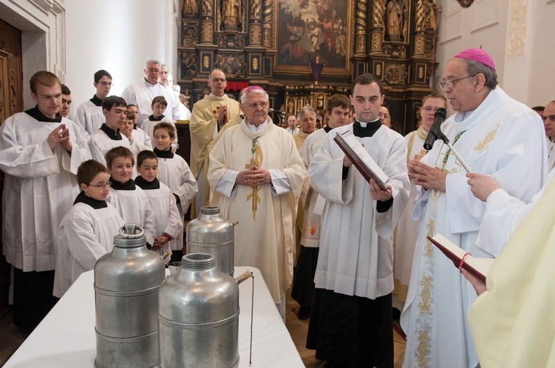 Kňazi si obnovili sľuby počas omše svätenia olejov